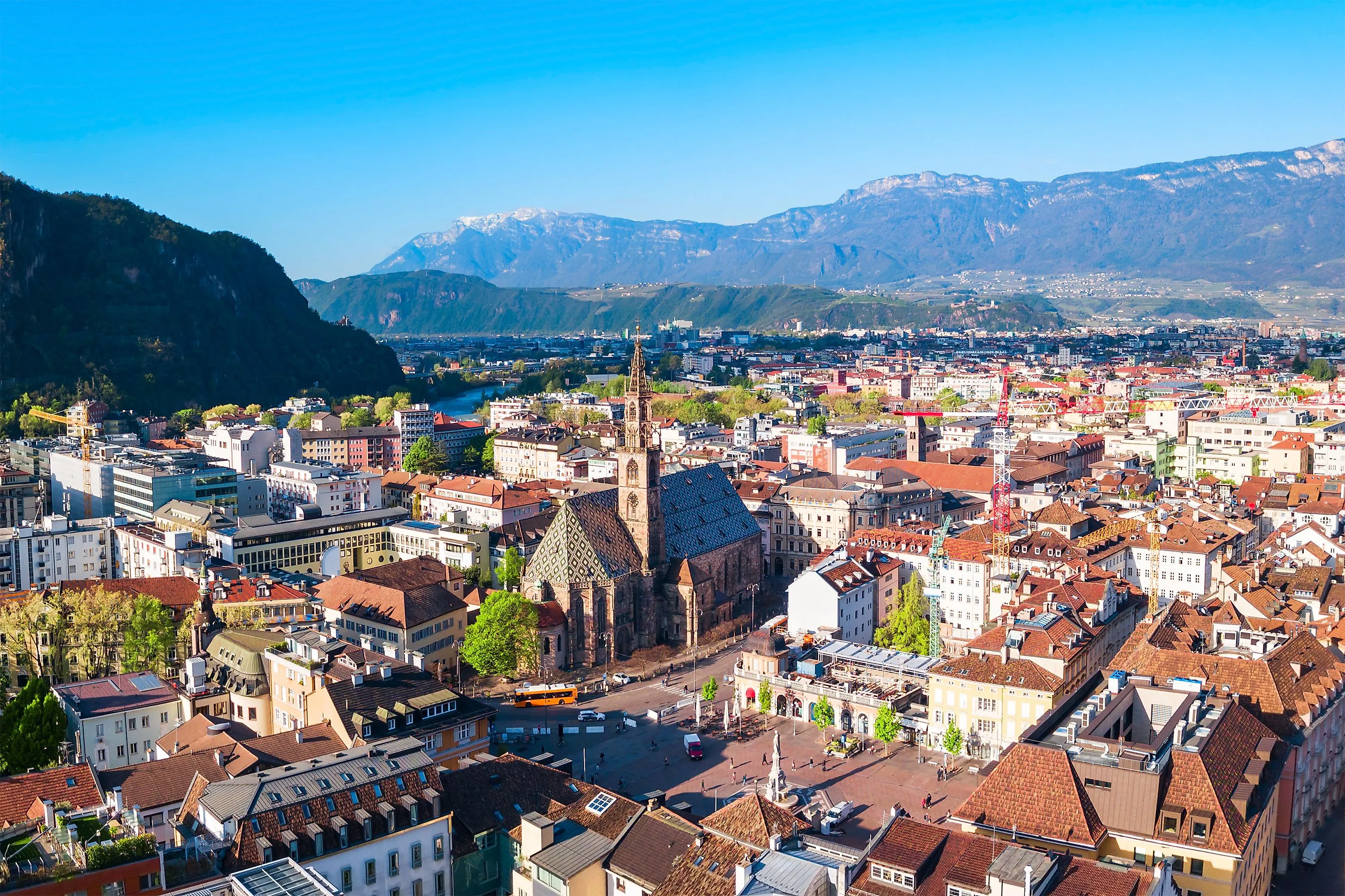 Oude stad van Bolzano met de kathedraal van Maria Hemelvaart en bergpanorama in Zuid-Tirol