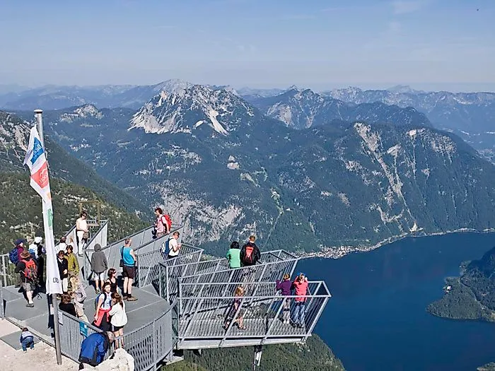Aussichtsplattform mit Blick auf Hallstätter See und Alpen bei Obertraun im Sommer