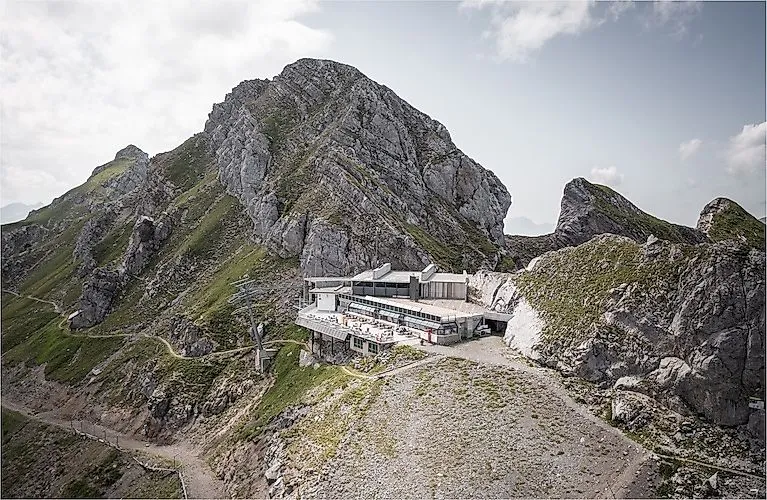 Sommerliches Bergpanorama bei der Bergstation La Videmanette in Rougemont mit markanten Felsformationen und Wanderwegen.