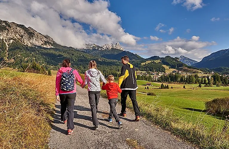 Escursione per famiglie su un sentiero idilliaco nella Tannheimer Tal con vista sul villaggio di Grän e sulle montagne circostanti.