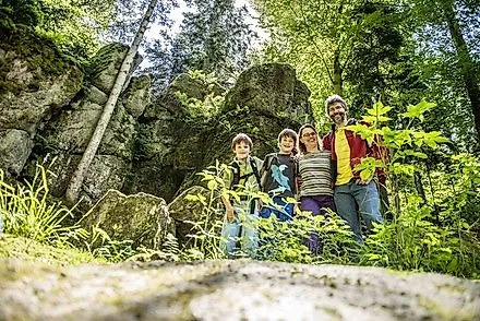 Familie beim Wandern auf dem Wildkatzenpfad in Bad Herrenalb, umgeben von Felsen und Wald.
