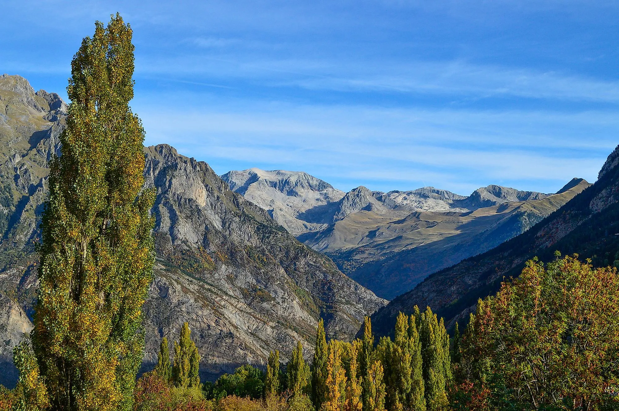 Zelená údolí a skalnaté vrcholy Pyrenejí u Cerleru v Aragonii
