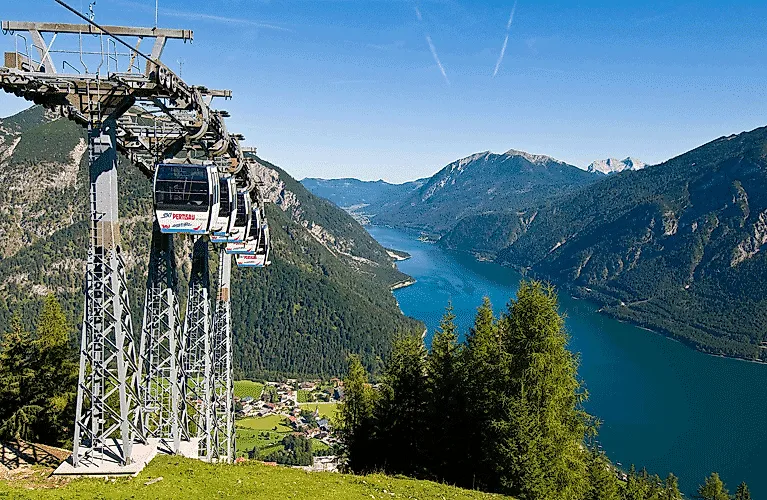 Cabinovia vicino a Pertisau con vista sul turchese Achensee e sul panorama montano circostante.
