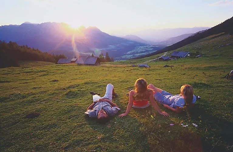 Tre escursionisti si godono il sole serale sulle montagne vicino a Zell am See