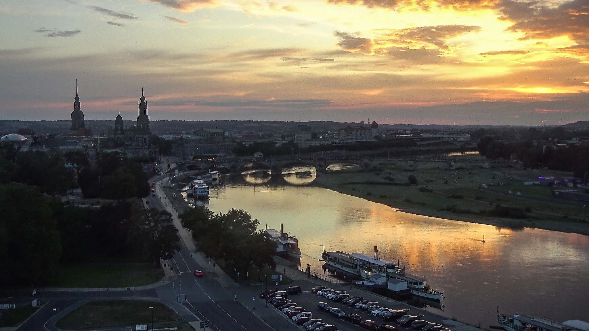 Drážďany při západu slunce s výhledem na Labe, Augustův most a historické staré město