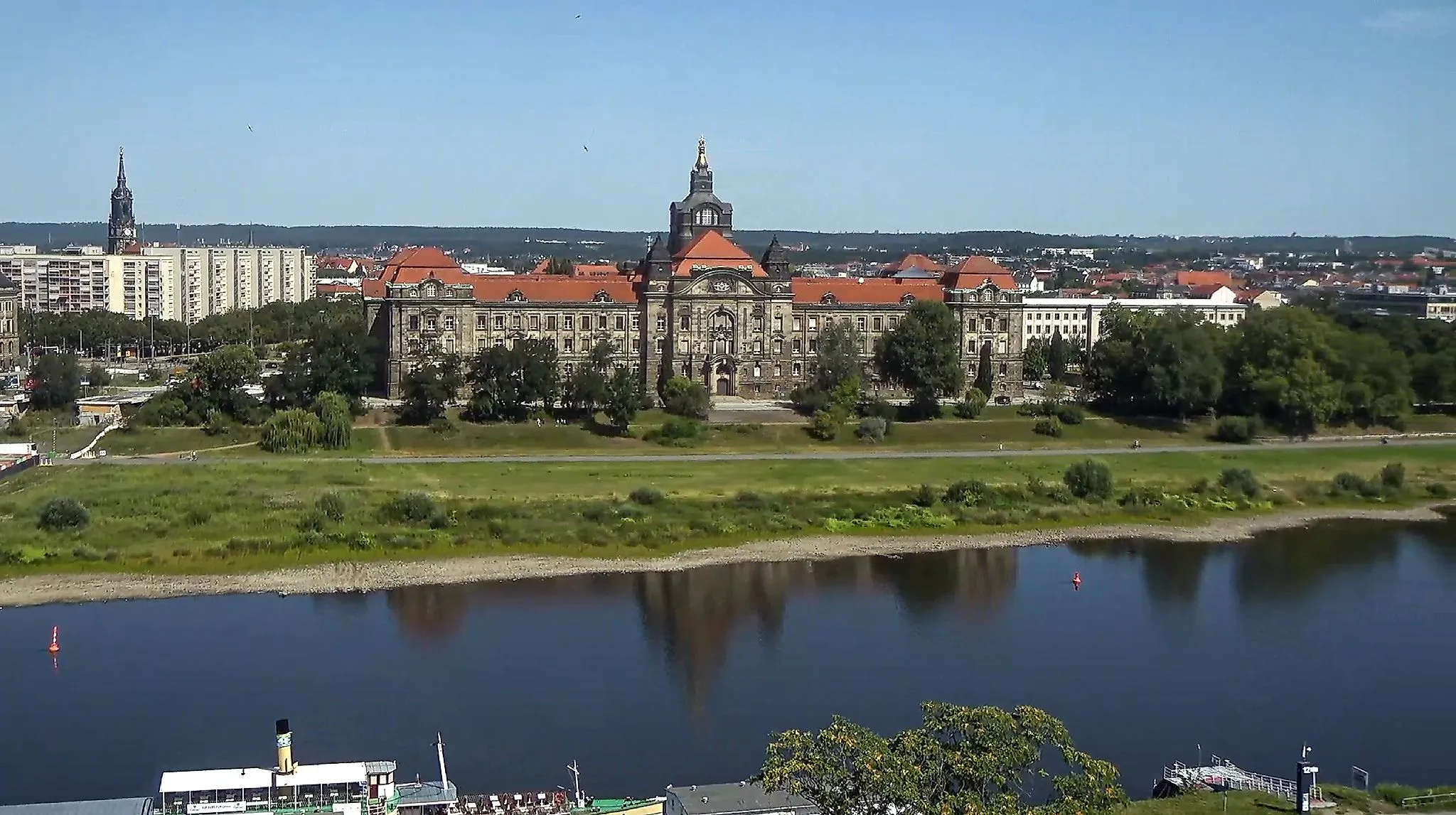 Pohled přes Labe v Drážďanech na historickou vládní čtvrť na Königsufer