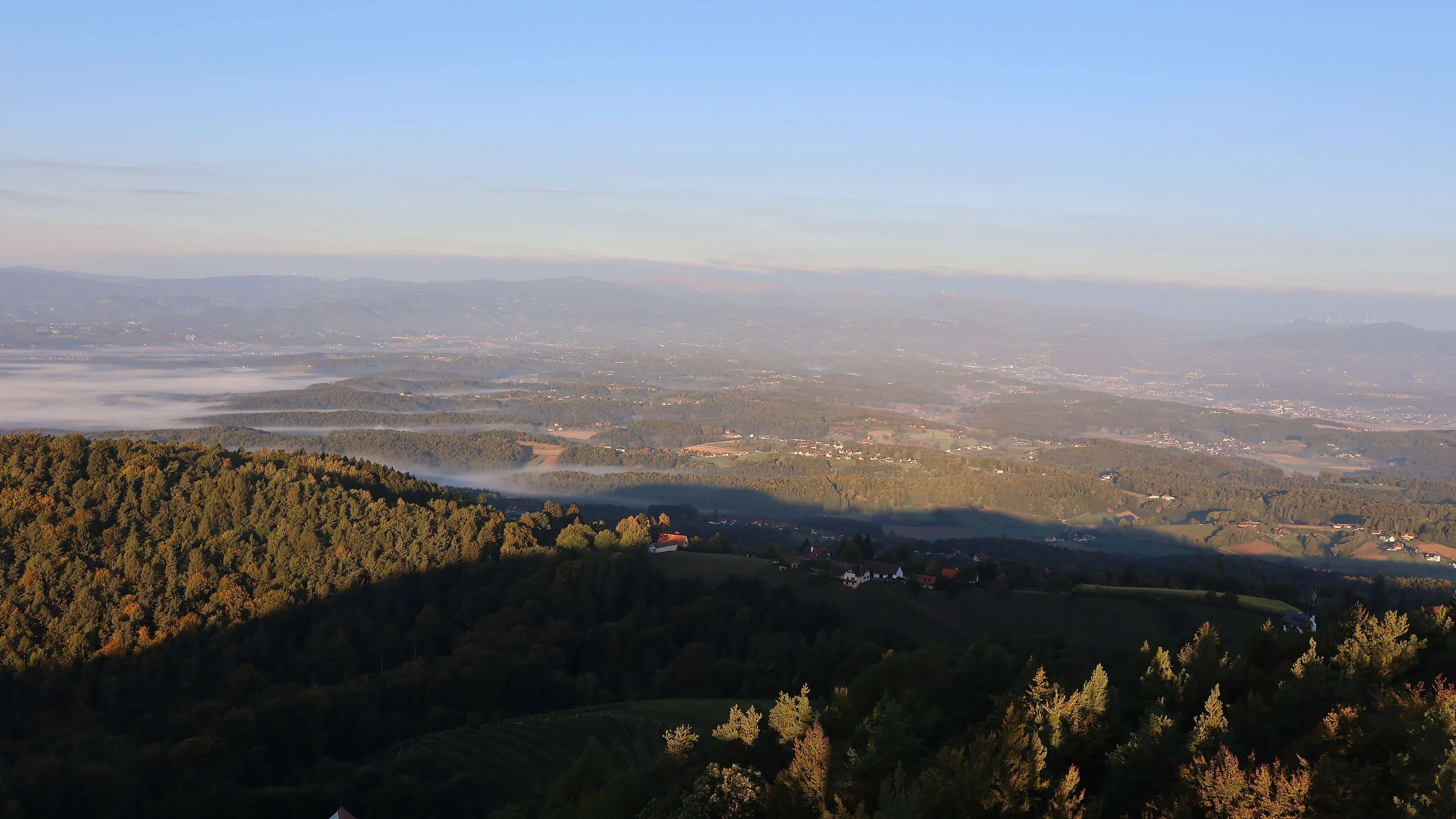 Herbstlandschaft am Demmerkogel bei St. Andrä-Höch mit Blick über die südsteirische Hügellandschaft
