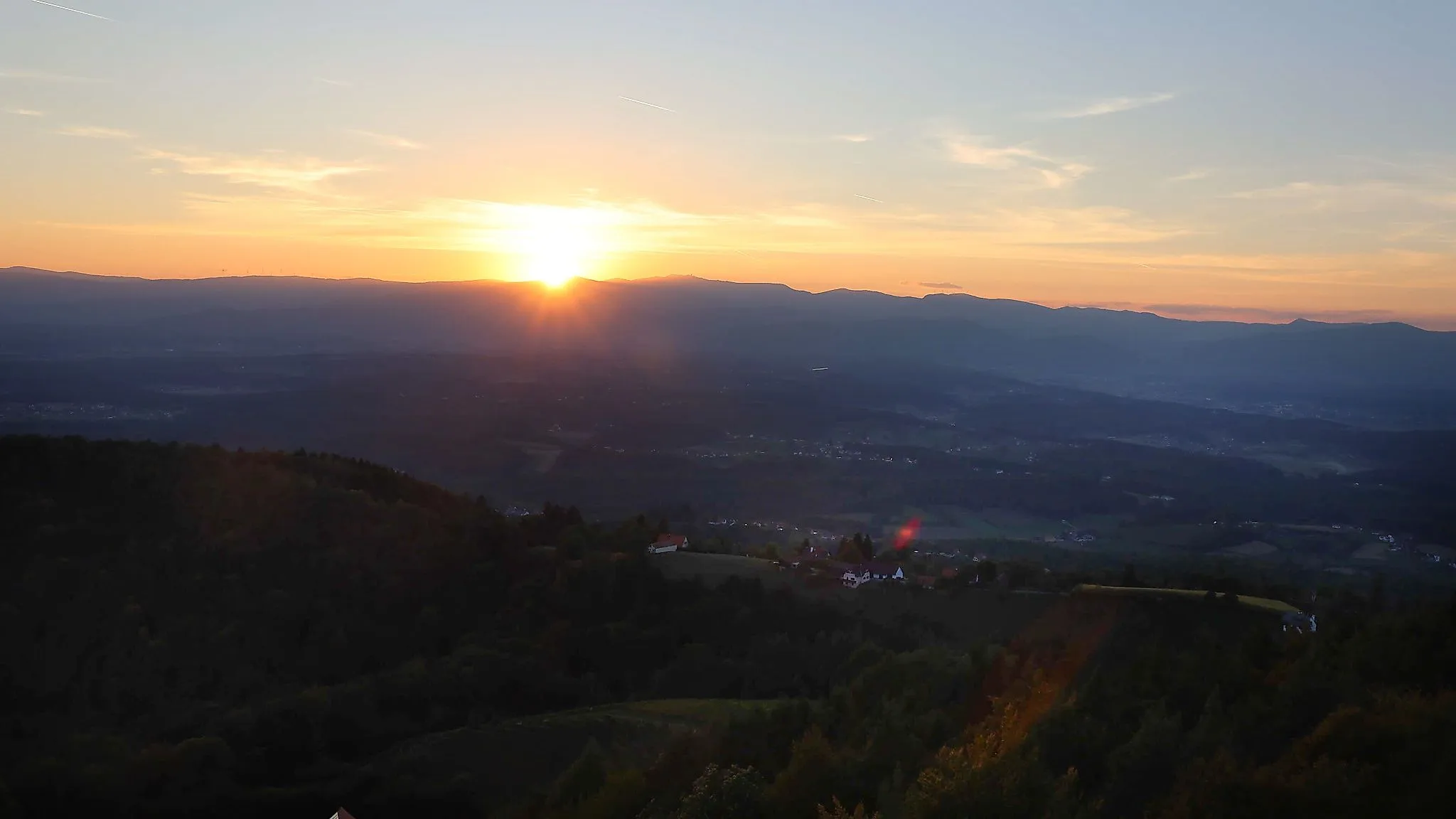 Sonnenaufgang am Demmerkogel bei St. Andrä-Höch mit Blick über die südsteirische Hügellandschaft