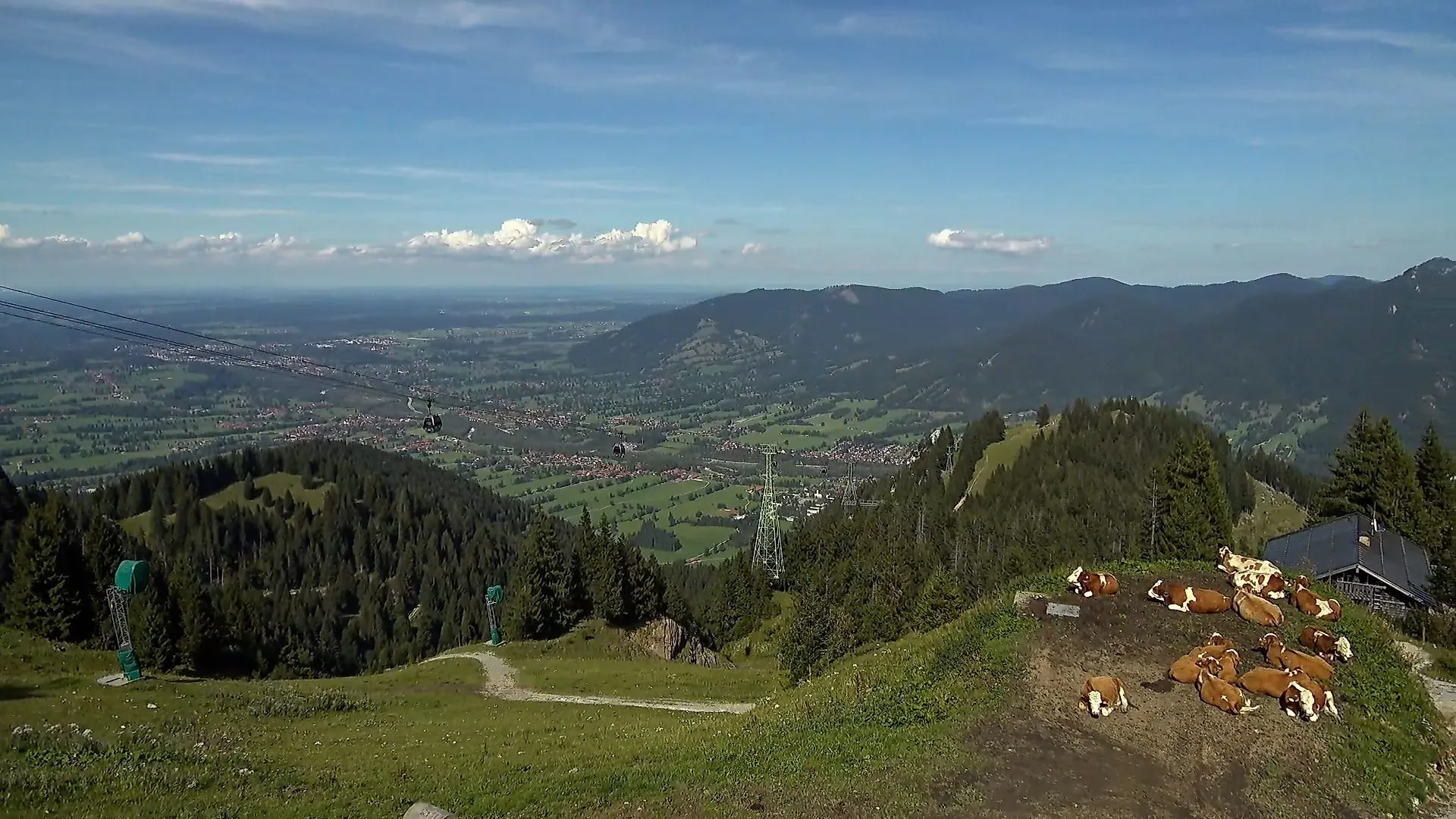 Blick der Webcam vom Brauneck über Lenggries und das Isartal mit Gondelbahn und Bayerischen Voralpen