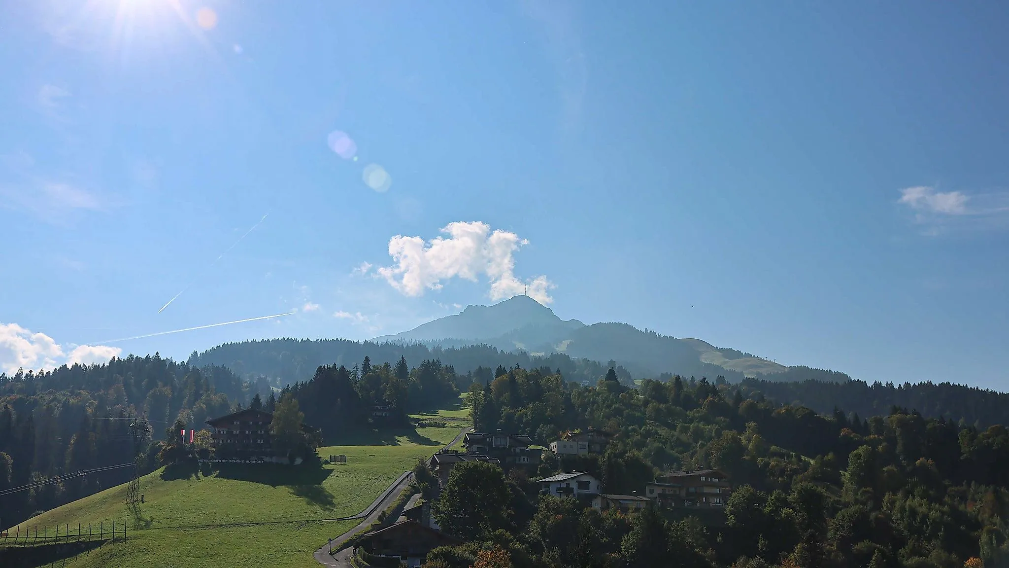 Blick von St. Johann in Tirol auf das Kitzbüheler Horn mit Harschbichl bei Sonnenschein