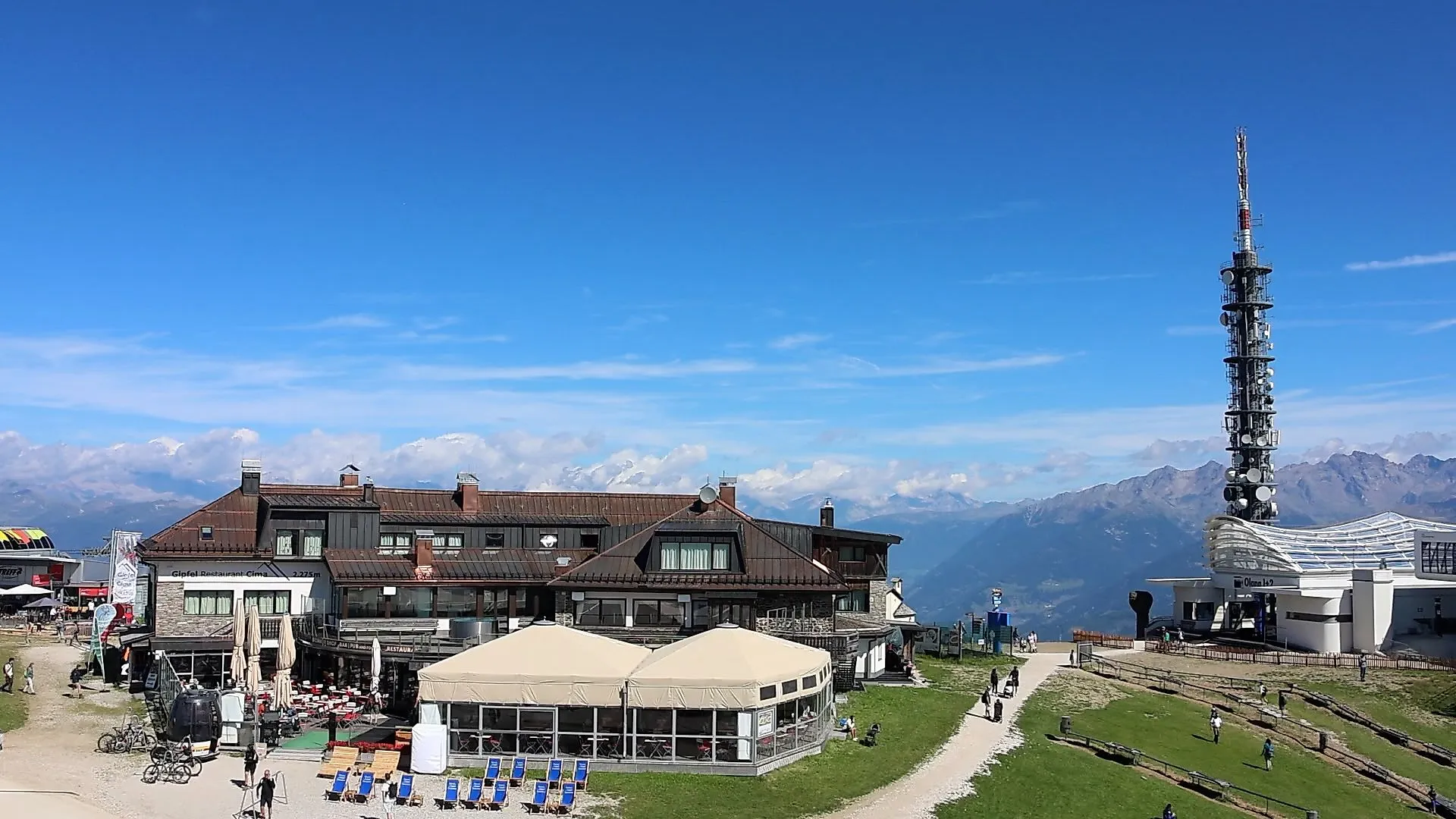 Sommerblick vom Kronplatz mit Gipfelrestaurant, Bergstation und Südtiroler Bergpanorama