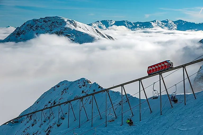 Funicular en el nevado Axamer Lizum por encima de las nubes con vistas a la montaña