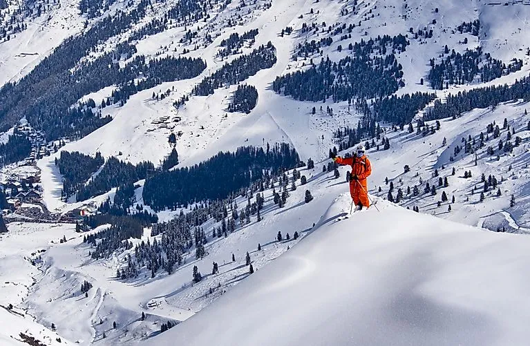 Esquiadores en nieve profunda en Hochfügen con vistas al Zillertal nevado