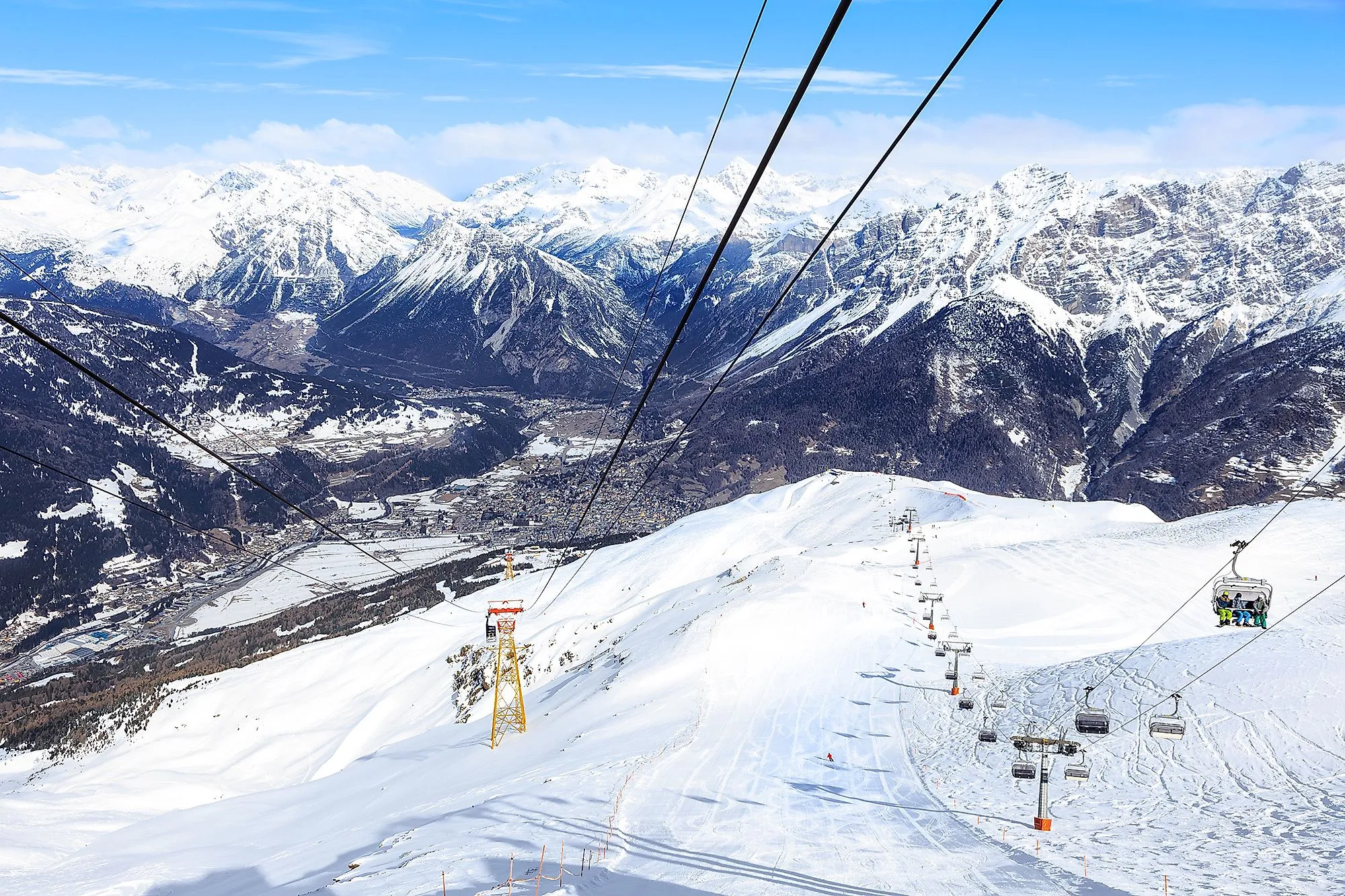Vista delle montagne innevate e della valle lombarda dalla pista da sci di Bormio