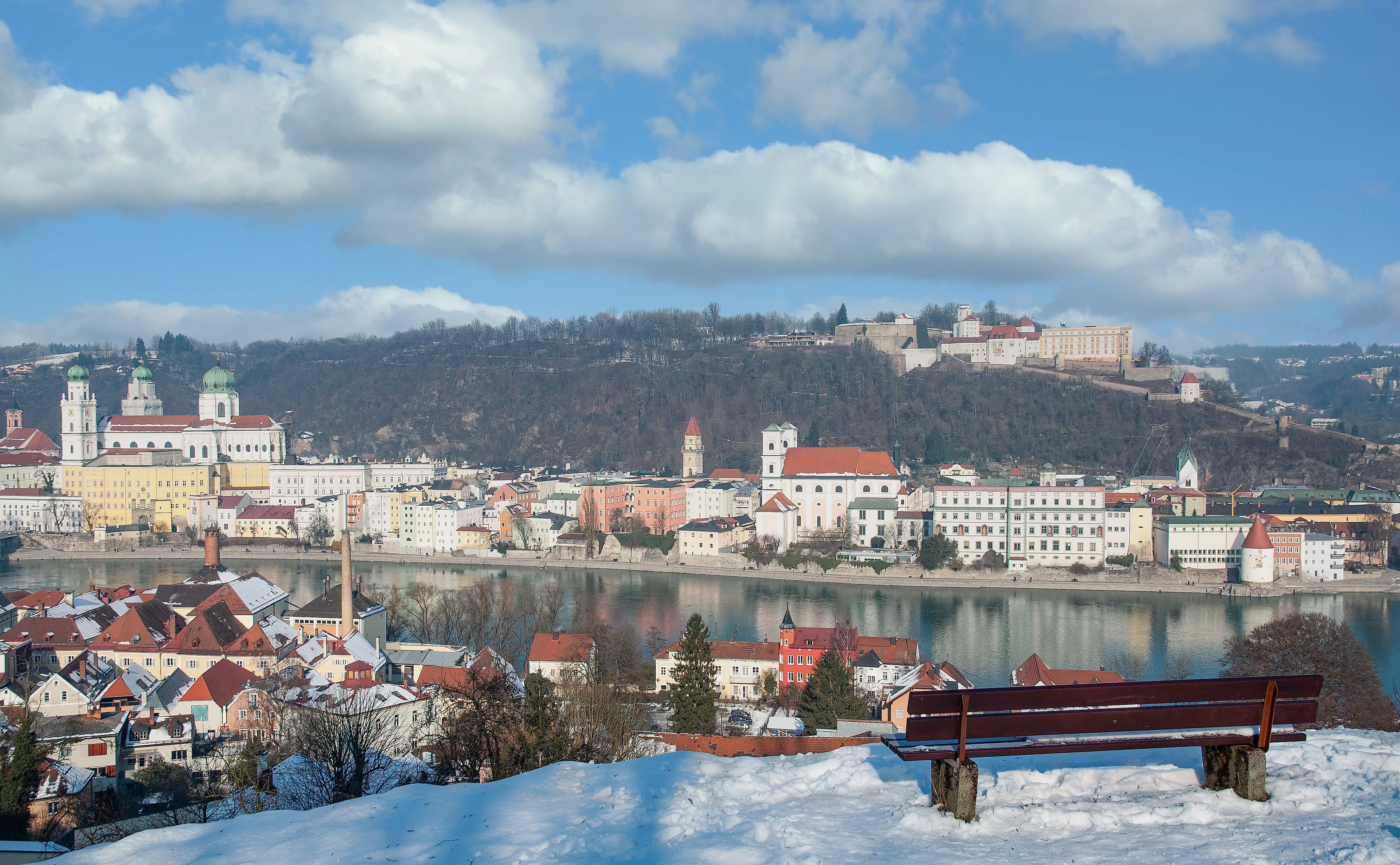 Ambiance hivernale dans la ville aux trois fleuves avec vue enneigée sur Passau avec sa vieille ville, sa cathédrale, la forteresse Oberhaus et le Danube