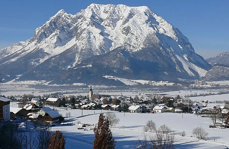 Winterbergpanorama met de besneeuwde Grimming en het dorp aan de voet van de Dachstein.
