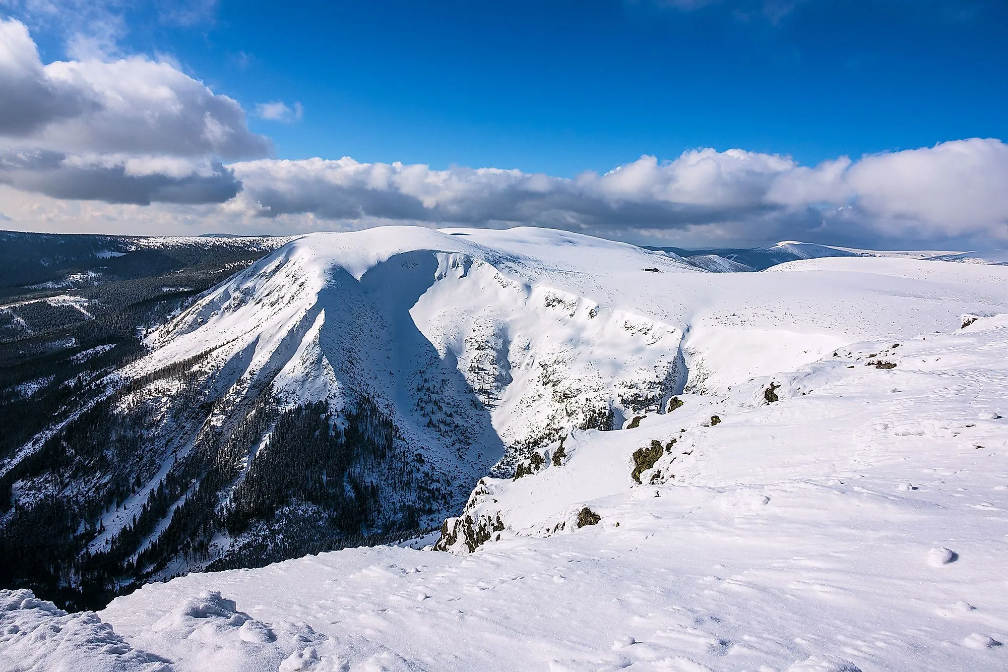 Zasněžené Schneekoppe v Krkonoších v zimě