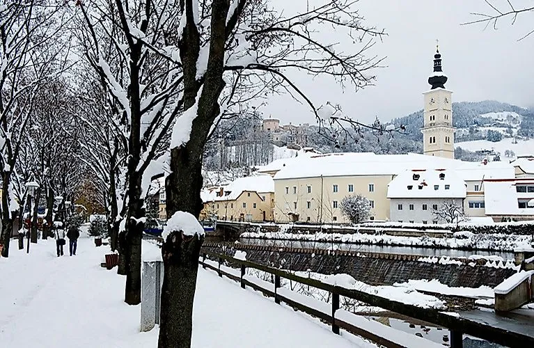 Winterlicher Blick auf Wolfsberg mit Kirche, Lavant und Burg im Hintergrund