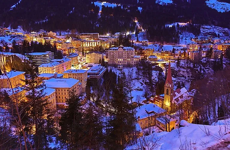 Bad Gastein sous la neige la nuit avec les maisons et l'église illuminées
