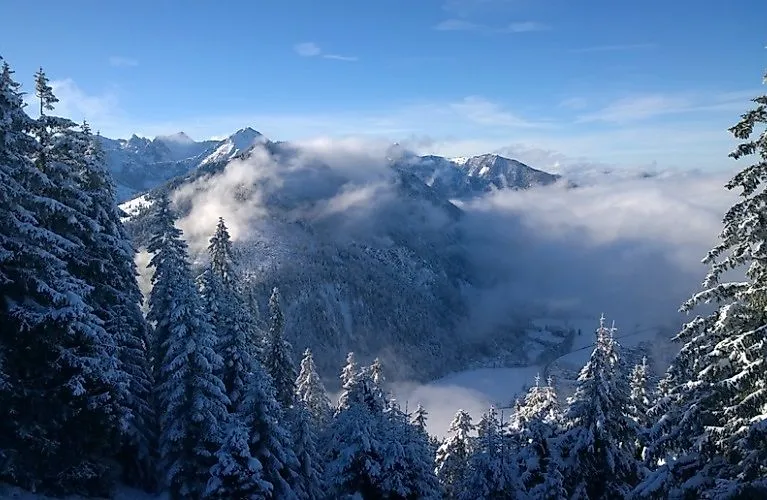 Paysage hivernal enneigé à Bayrischzell avec vue sur les Alpes et la vallée dans le brouillard