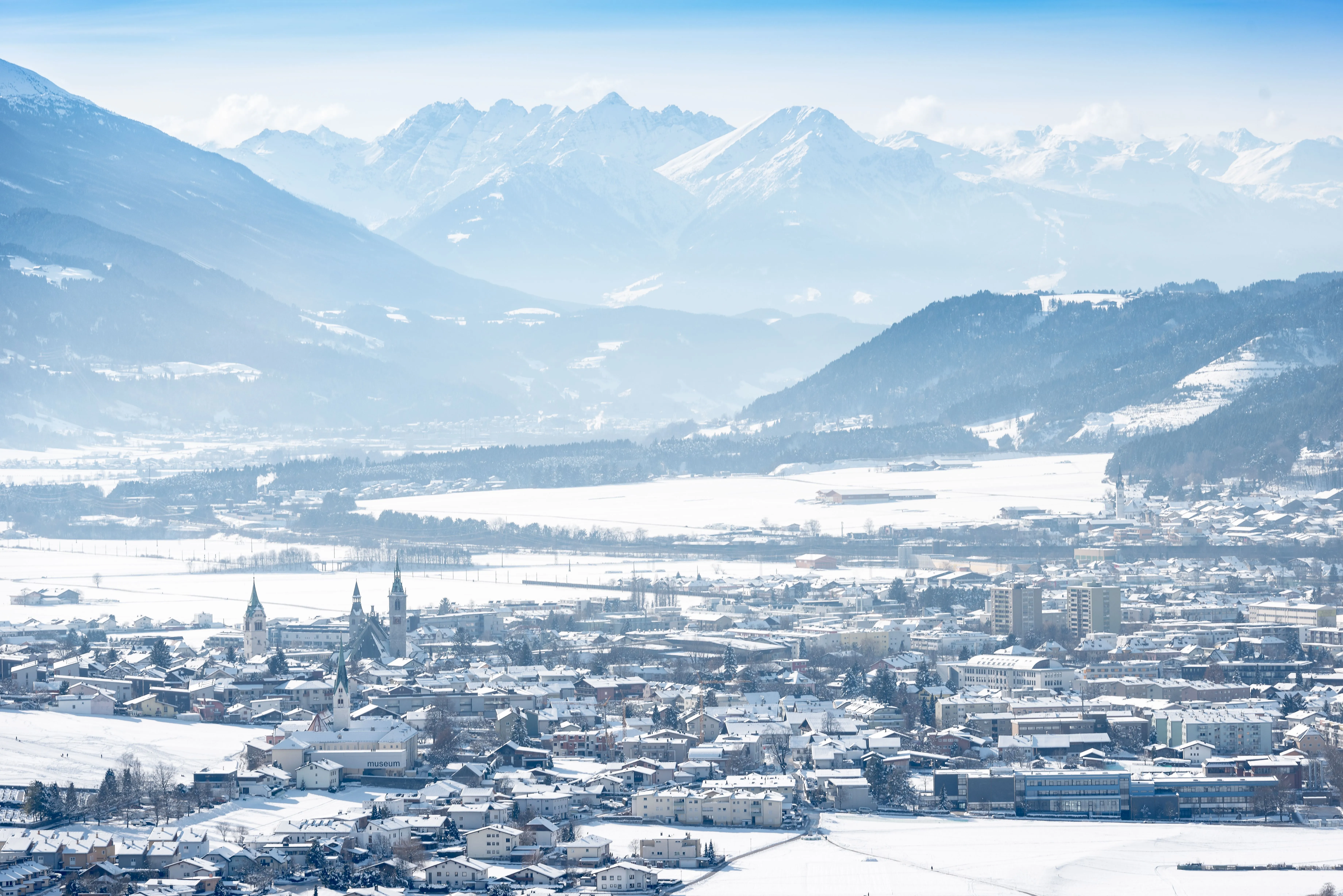 Vue hivernale de Schwaz au Tyrol avec la ville enneigée et le panorama alpin en arrière-plan