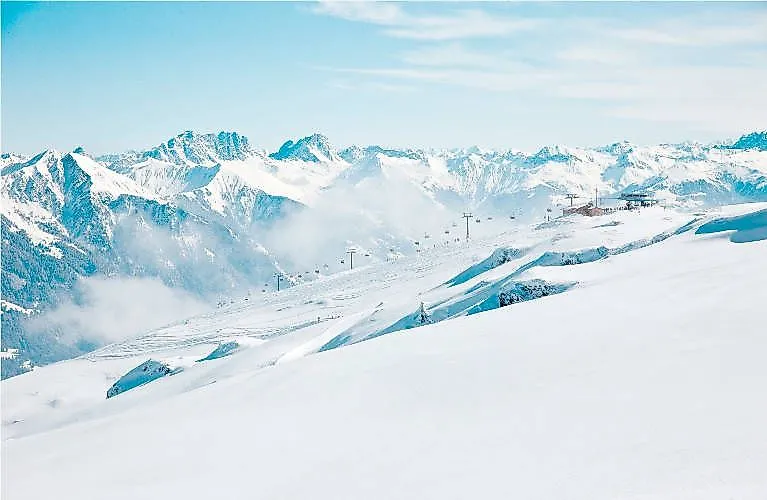 Winterpanorama in Bad Ragaz mit Blick auf verschneite Alpen und Skilift – live über Webcam erlebbar