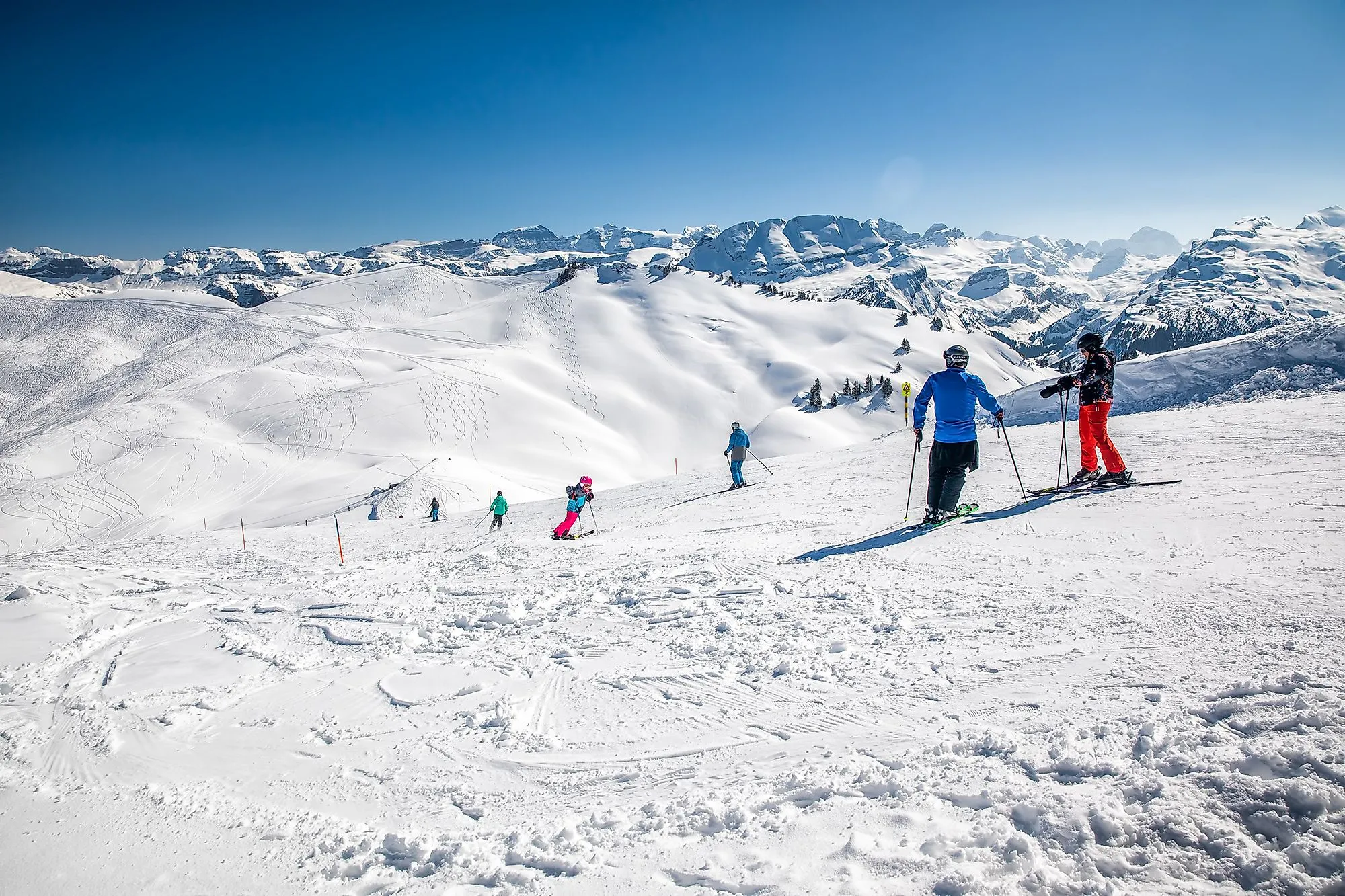 Skiërs genieten van zonnig winterweer in het Hoch-Ybrig skigebied in Zwitserland