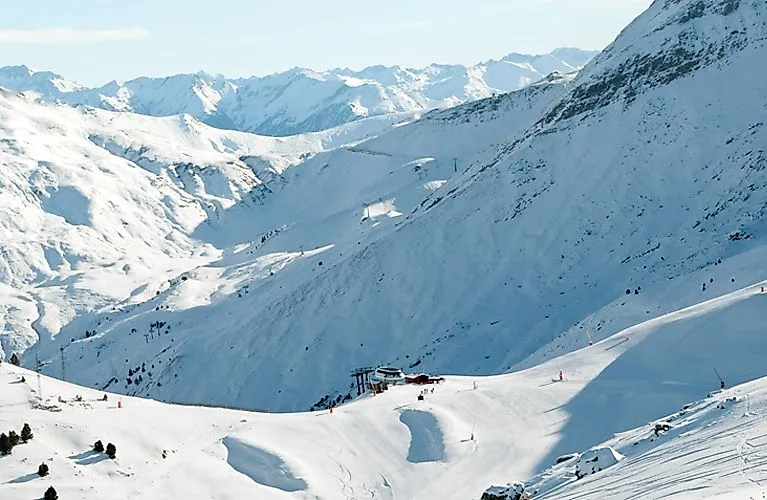 Estación de esquí de Cerler, en los Pirineos, con pistas nevadas, telesilla y panorama montañoso en invierno