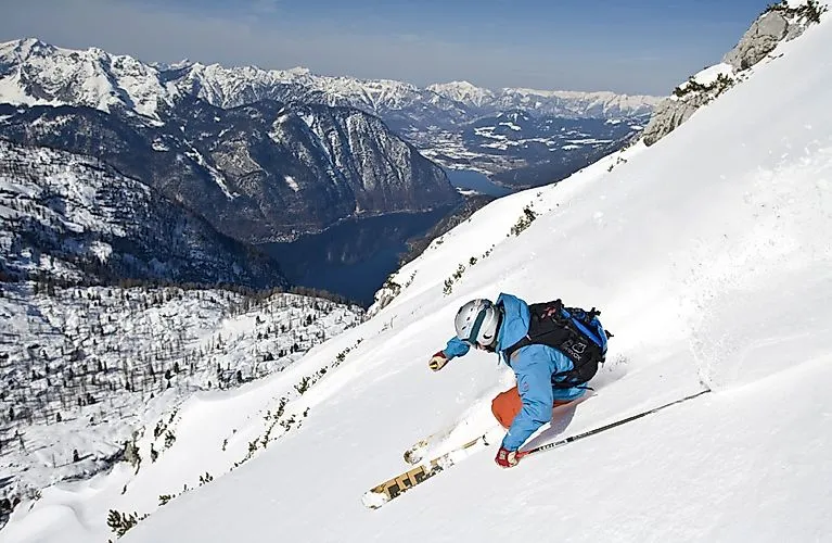 Skifahrer am Krippenstein mit Blick auf verschneiten Hallstätter See im Winter