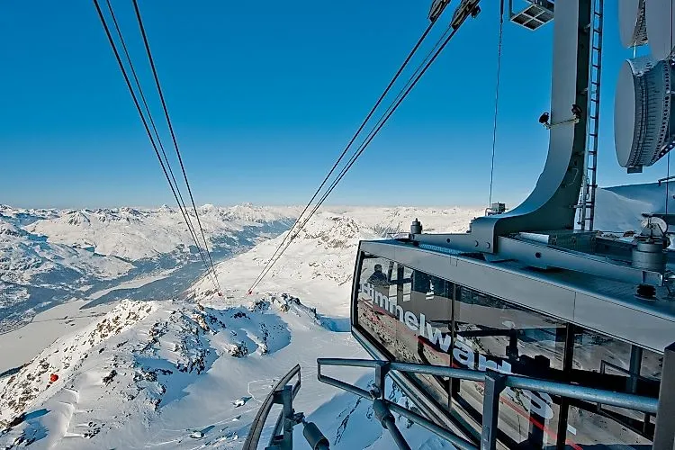 Seilbahn Corvatsch im Winter mit Blick auf verschneite Alpenlandschaft in der Region Silvaplana