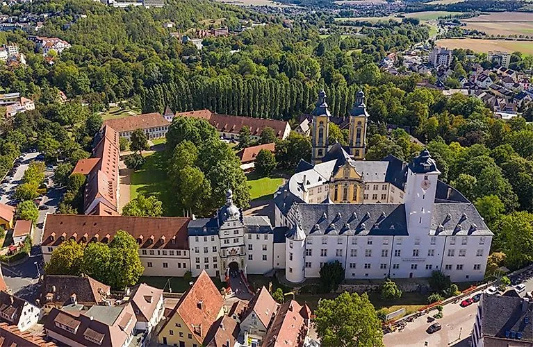 Letecký pohľad na rezidenčný palác Bad Mergentheim, obklopený zelenými parkami a starými mestskými budovami.