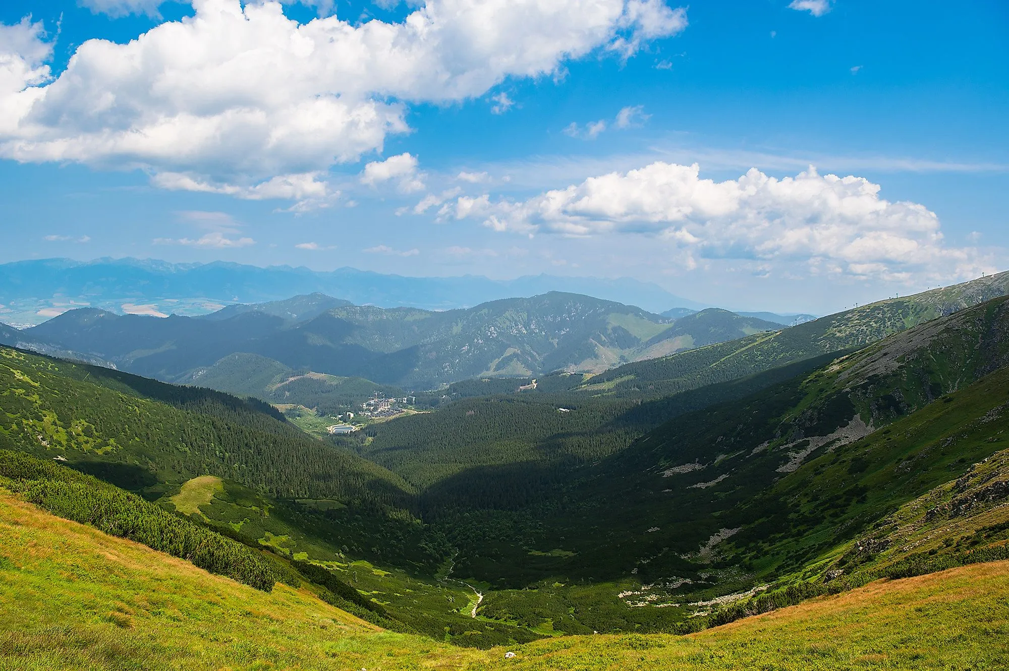 Panoramisch uitzicht op de Jasná regio en de glooiende heuvels van de Lage Tatra in de zomer