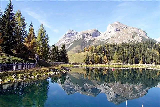 Horské jazero s odrazom a alpskou panorámou vo Werfenwengu v lete