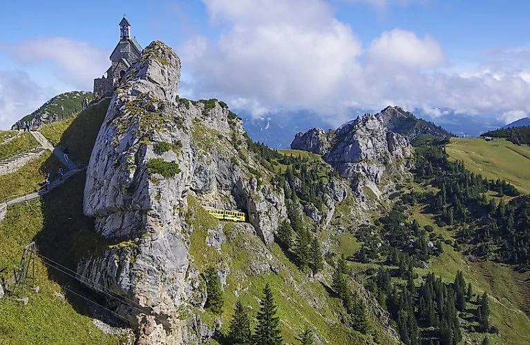 Chemin de fer à crémaillère du Wendelstein près de Bayrischzell avec chapelle et sentier de randonnée dans un paysage alpin estival