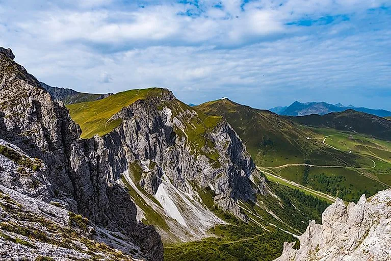 Paisaje rocoso y verdes pastos alpinos en el Axamer Lizum en verano en Tirol