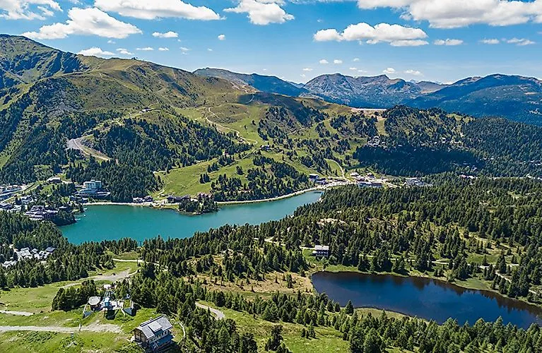 Pohľad na Turracher See a Schwarzsee obklopené zelenými horami v lete