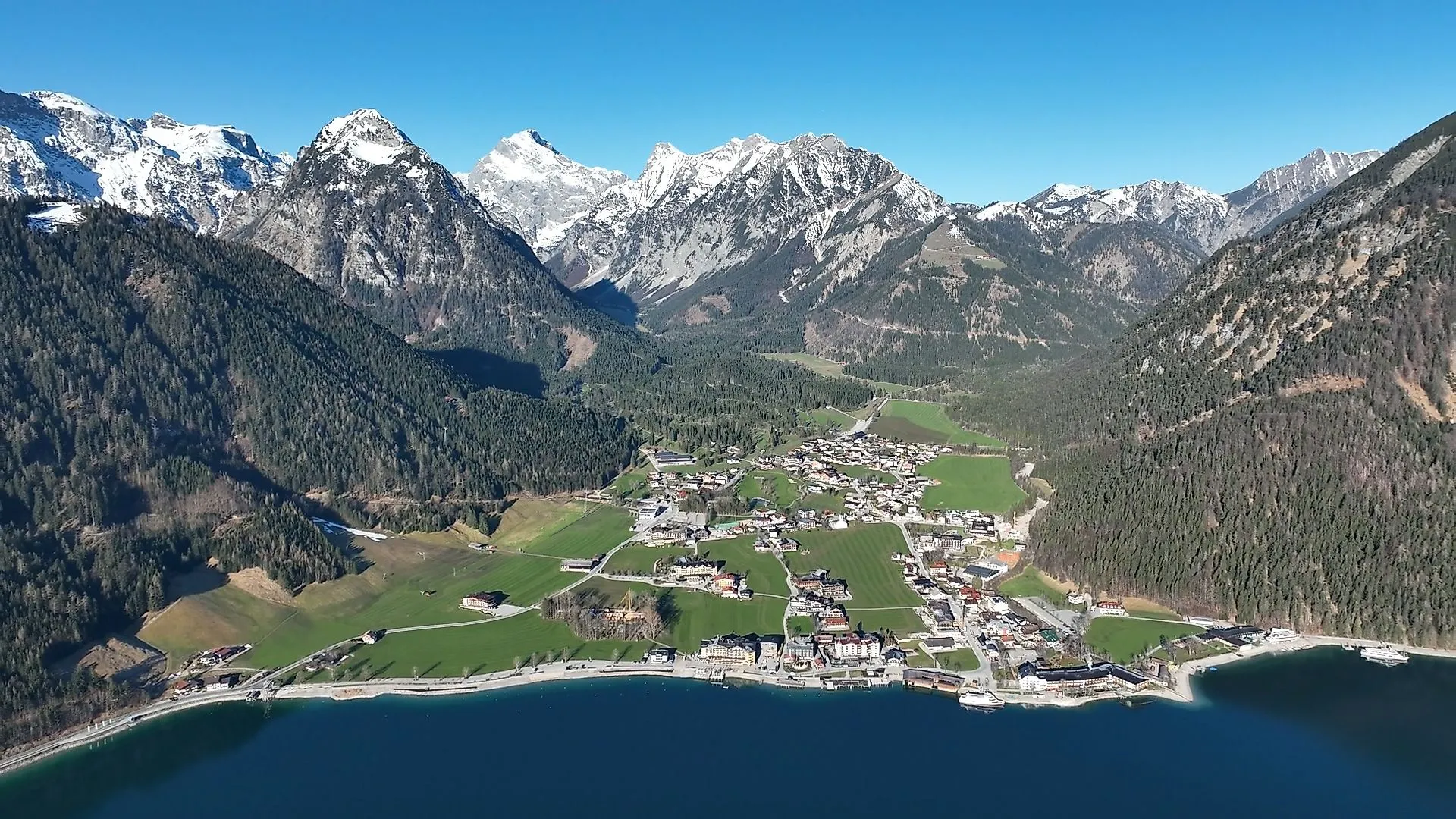Veduta aerea di Pertisau con vista sul lago Achensee e sulle cime innevate delle montagne