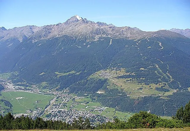 Zomerpanorama van Bormio met groene bergen en uitzicht op de vallei onder een heldere hemel
