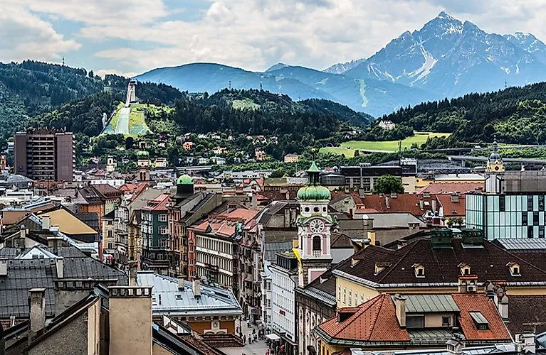Malebný pohľad na Innsbruck so skokanským mostíkom Bergisel v pozadí