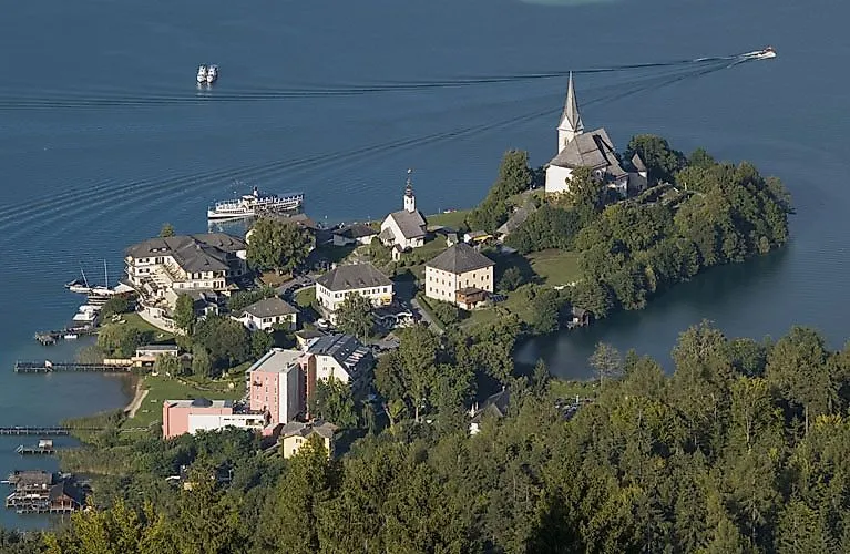 Península idílica con iglesia en el lago de Carintia, rodeada de naturaleza