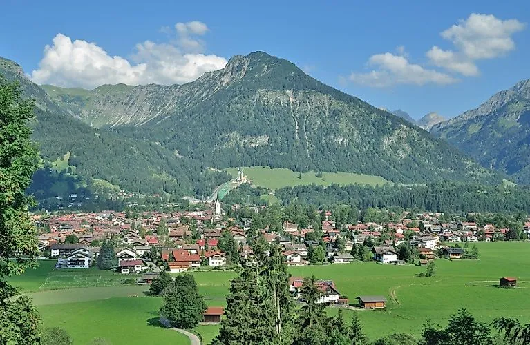 Sommerpanorama von Oberstdorf mit Blick auf die Skisprungschanze und die Allgäuer Alpen
