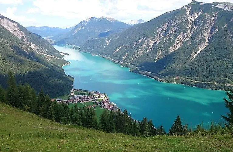 Vista panoramica sul lago Achensee con il villaggio di Pertisau e le montagne circostanti in estate.
