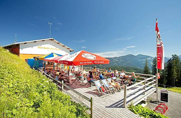 Gäste auf der Sonnenterrasse an der Hornbahn Russbach mit Blick auf die Salzburger Bergwelt