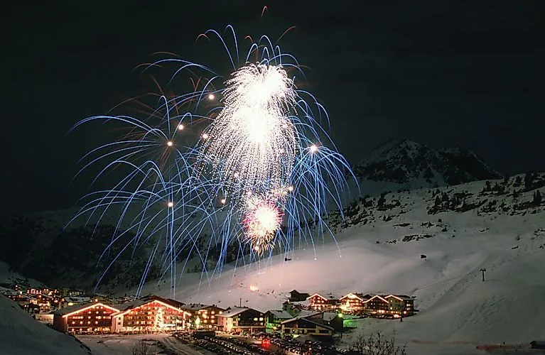 Fuochi d'artificio colorati su Zürs am Arlberg innevata di notte