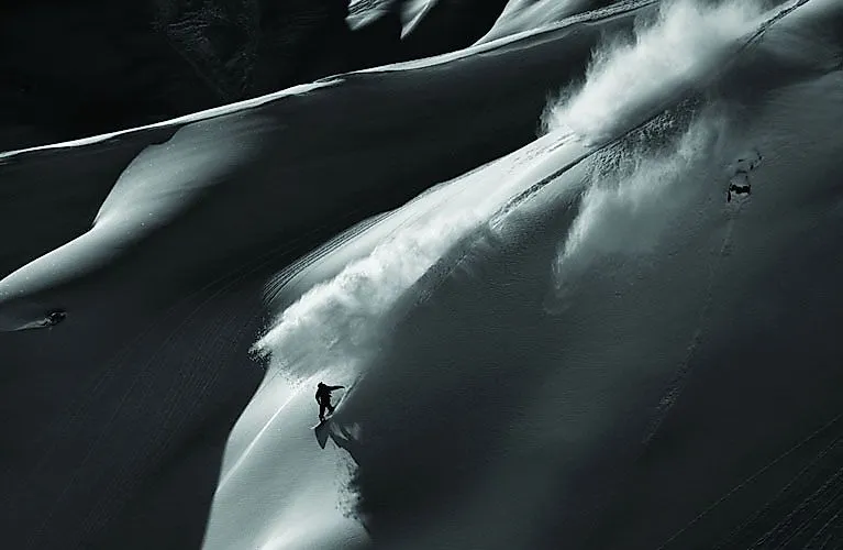 Freerider in neve fresca sui pendii di Zürs am Arlberg