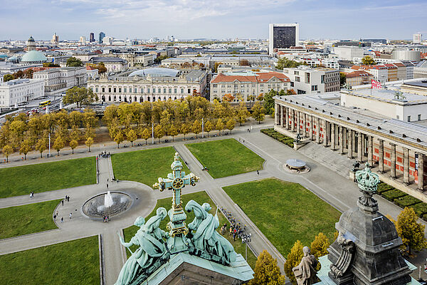 kulturelle Mitte Berlin, Blick vom Berliner Dom auf das Alte Museum - (c) visitBerlin, Foto: Mo Wüstenhagen