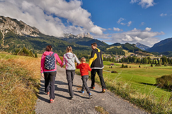 [Translate to 01_EN:Hiking with the family in Graen © Tirol Werbung/ TVBTannheimerTal