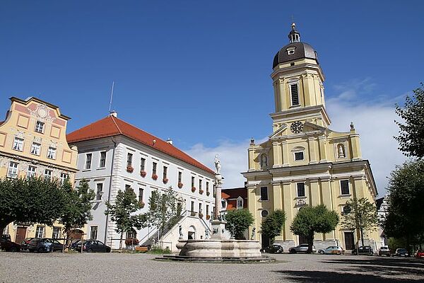 [Translate to 01_EN:] Hofkirche Brunnen Karlsplatz © Neuburg an der Donau