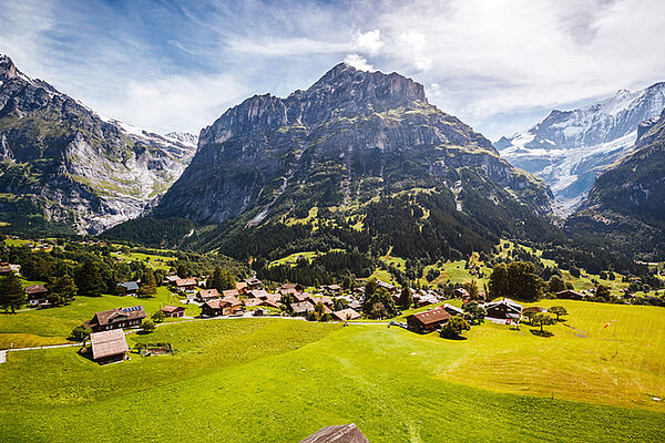 [Translate to 01_EN:] Bergkulisse im Sommer