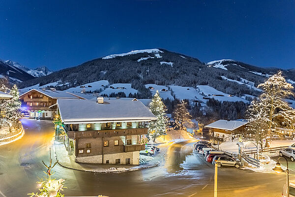 [Translate to 01_EN:] Alpbachtal bei Nacht